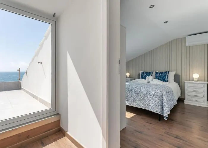 Daire Sunset Terrace - Beachfront With Private Parking